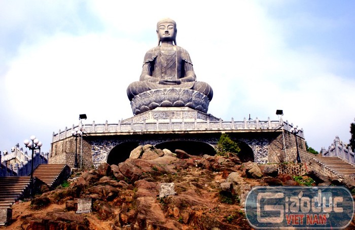 Đại Phật tượng trên đỉnh núi thiêng Phật tích là một trong công trình kiến trúc bằng đá kì vĩ bậc nhất trời Nam